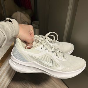 NIKE SHOES SIZE 7.5
